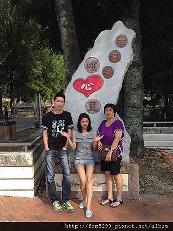 馬來西亞吉隆坡：秀云，易發，媽媽，在台灣地理中心碑。