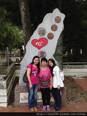 馬來西亞：心怡、心帝與媽媽在台灣地理中心碑。