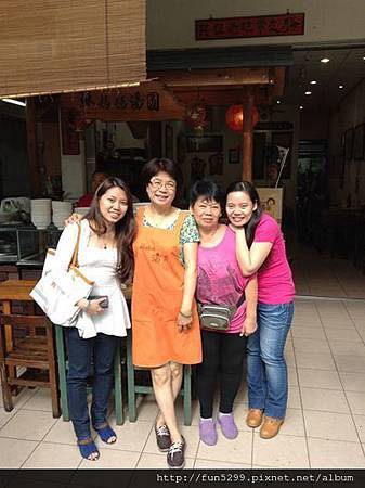 馬來西亞：心怡、心帝與媽媽在蘇媽媽湯園享用美食。