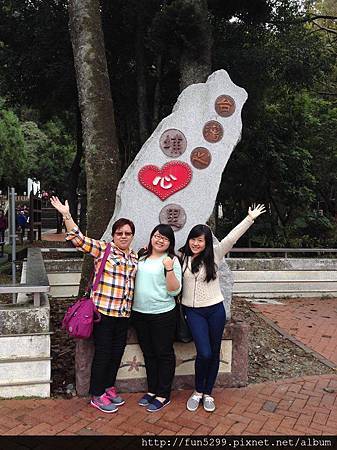 新加坡~羅小姐與媽媽、 妹妹~在台灣地理中心。