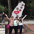 新加坡~羅小姐與媽媽、 妹妹~在台灣地理中心。
