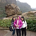 新加坡~羅小姐與媽媽、 妹妹~在南亞奇岩。