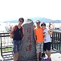香港：郭先生與爸爸、媽媽，在日月潭。