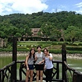 香港：袁小姐與兩位好友在新社古堡莊園。