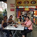 香港 黃、廖、鍾、鄧~四位女士~在台南-度小月擔仔麵。