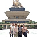 香港 黃、廖、鍾、鄧~四位女士~在屏東-佛陀紀念館。