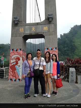 新加坡：鍾小姐全家福在阿里山地久橋。