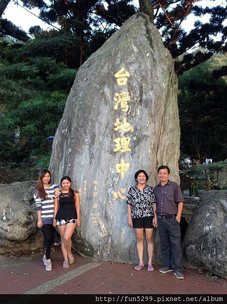 馬來西亞 巴生 林小姐全家福~在台灣地理中心碑。