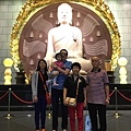 馬來西亞 庄先生、麥小姐~全家福在中台禪寺。