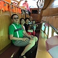 馬來西亞 庄先生、麥小姐~全家福搭乘玻璃船中。