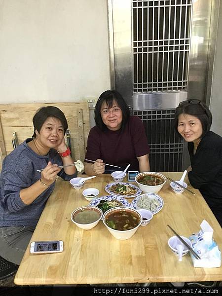 新加坡 林、羅、潘、三位女士~在享用台灣美食-牛肉麵。