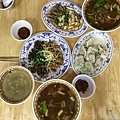 新加坡 林、羅、潘、三位女士~在享用台灣美食-牛肉麵