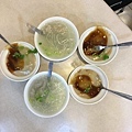 新加坡 林、羅、潘、三位女士~享用人氣美食-台中肉圓中。