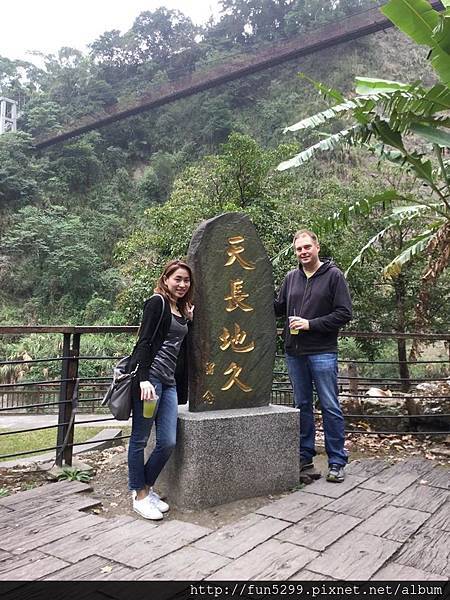 美國 陳小姐 與 Kai~在阿里山-天長地久橋。