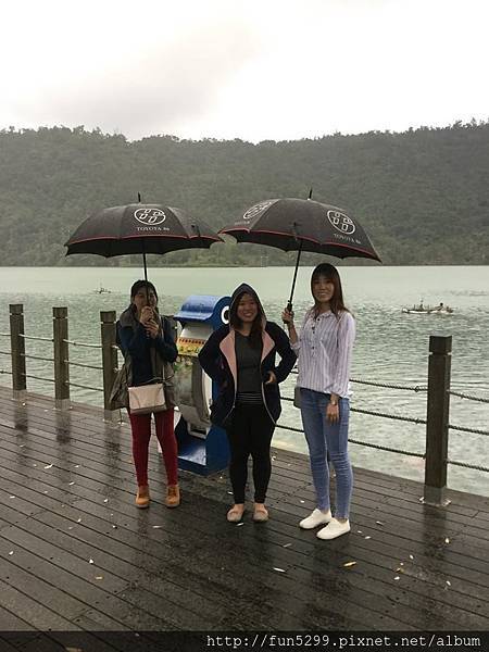 新加坡 詩婷、凱婷、媽媽~在宜蘭梅花湖~