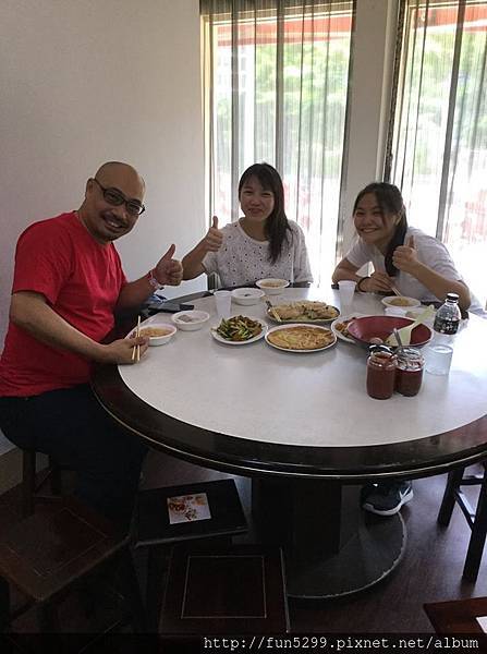 新加坡 沈先生全家福~在大拇指小館享用午餐。
