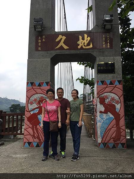 新加坡 陳先生全家福~在天長地久橋。