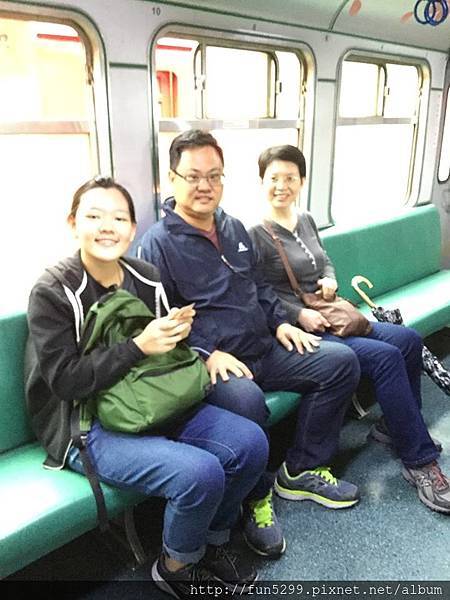 新加坡 陳先生全家福~在阿里山搭乘森林火車。