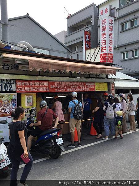 澳門 陳先生夫婦、邵先生夫婦~在黃車炸彈蔥油餅。.jpg