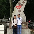新加坡 沈先生、張小姐~在台灣地理中心碑.jpg