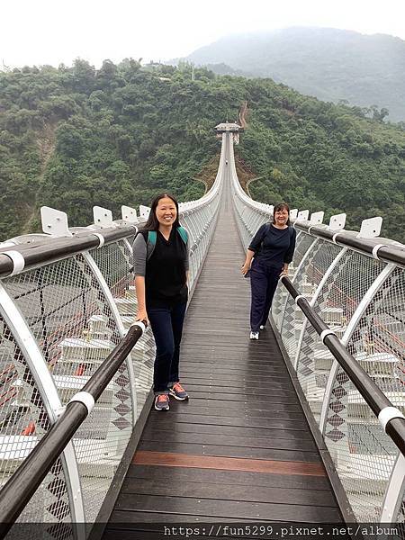 新加坡 林小姐、許小姐~在屏東山川琉璃吊橋3.jpg