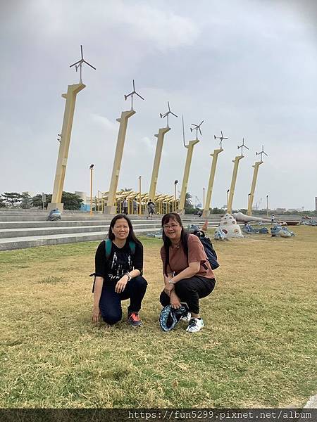 新加坡 林小姐、許小姐~在風車公園1.jpg