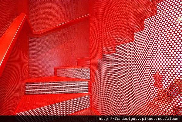 Hanging-Red-Stairs-in-London-House-6.jpg