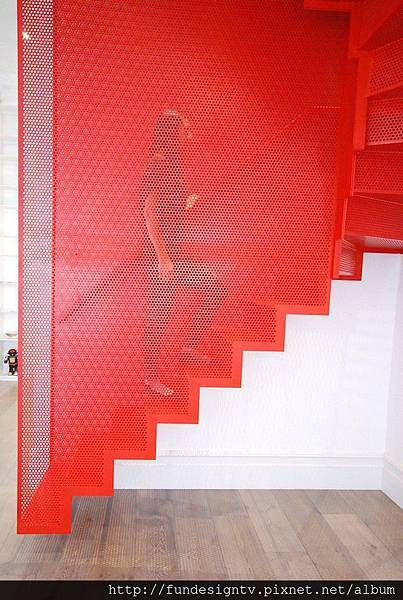 Hanging-Red-Stairs-in-London-House-2.jpg