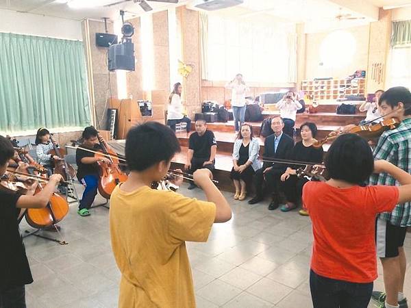 遠雄集團贊助偏遠學校-趙藤雄親自到山林聽偏遠孩童演奏音樂 遠雄集團贊助偏遠學校-趙藤雄親自到山林聽偏遠孩童演奏音樂