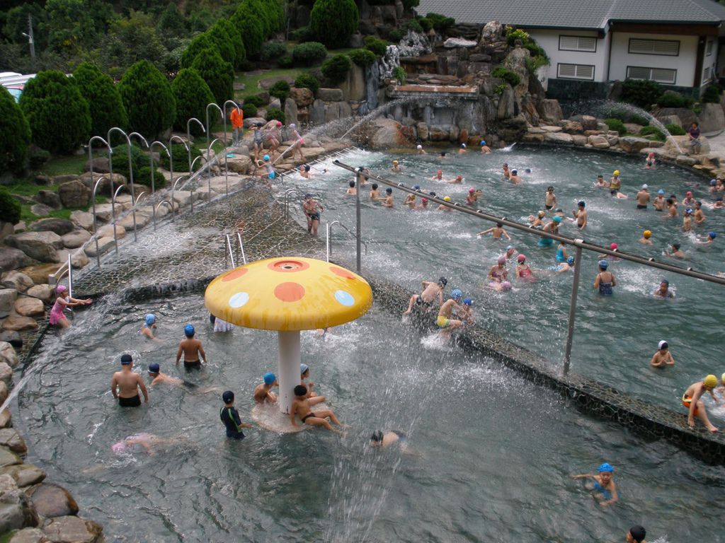 歡樂兒童戲水2.jpg 歡樂兒童戲水2.jpg