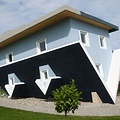 Upside-Down-House-in-Germany-1-470x310_副本.jpg