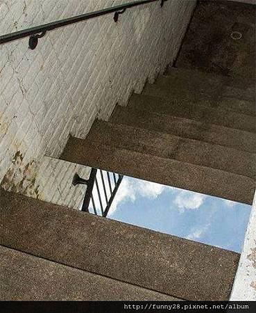 誰往樓梯上鋪了面鏡子。。。嚇死姐了啊！.jpg