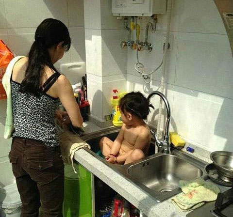 熊媳婦把兒子放洗菜池洗澡！.jpg