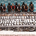 墨西哥警方抓獲了5個街頭小流氓所繳獲的物品.jpg