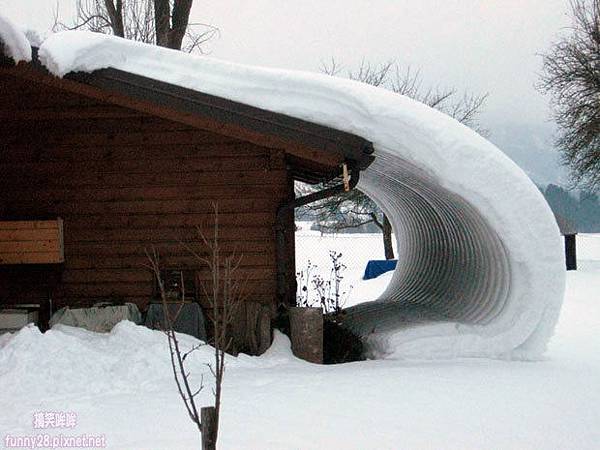 雪從屋頂上掉下來了啦。。。.jpg