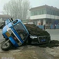 當奧迪遇上拉糞車.jpg