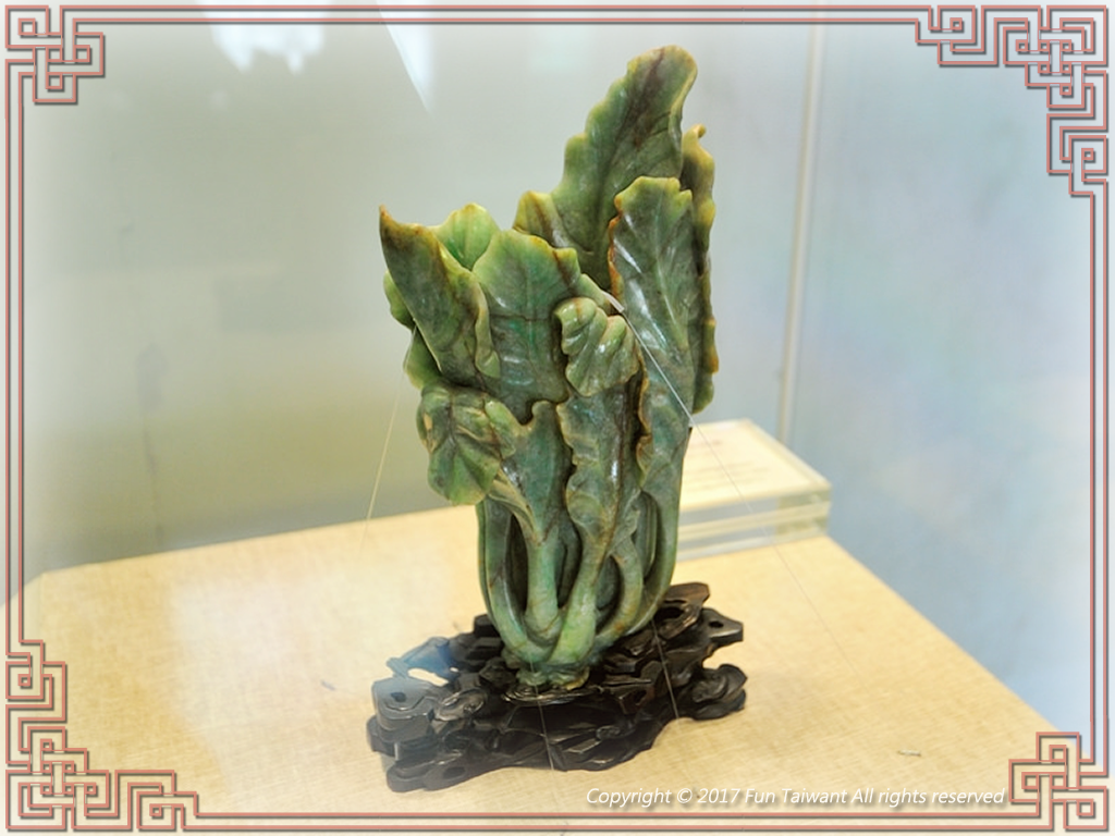 13 清《翠玉白菜式花插》，北京故宮博物院館藏。