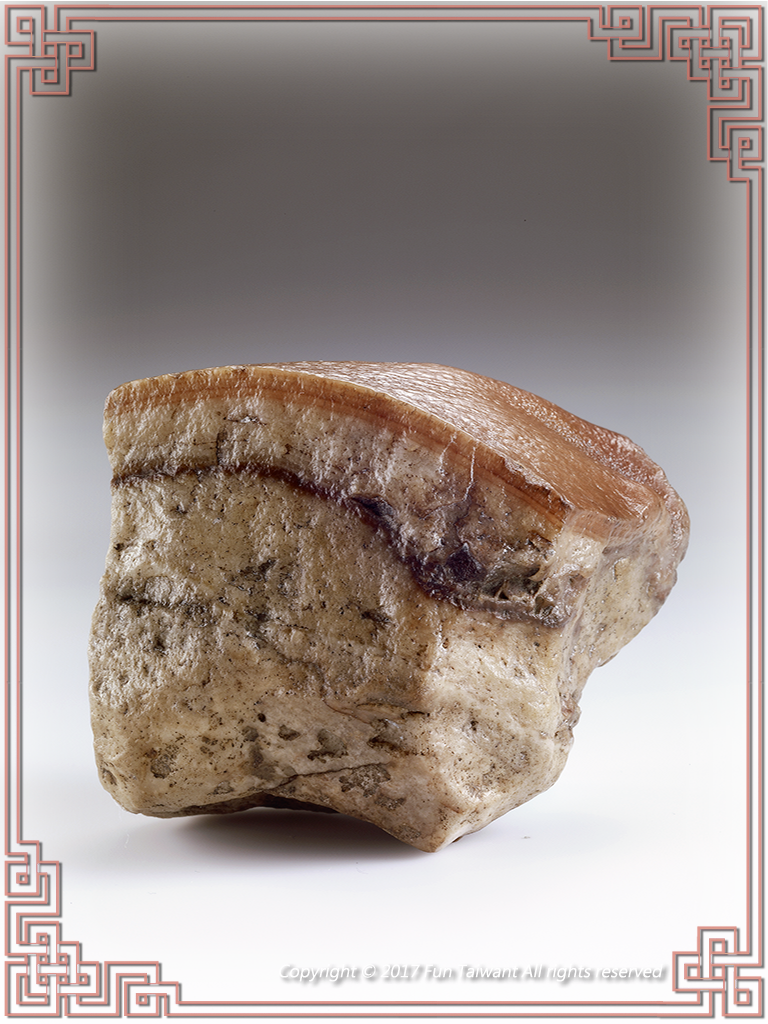34 清《肉形石》，臺北故宮博物院館藏。