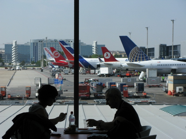 馬德里機場等待起飛的飛機 馬德里機場等待起飛的飛機