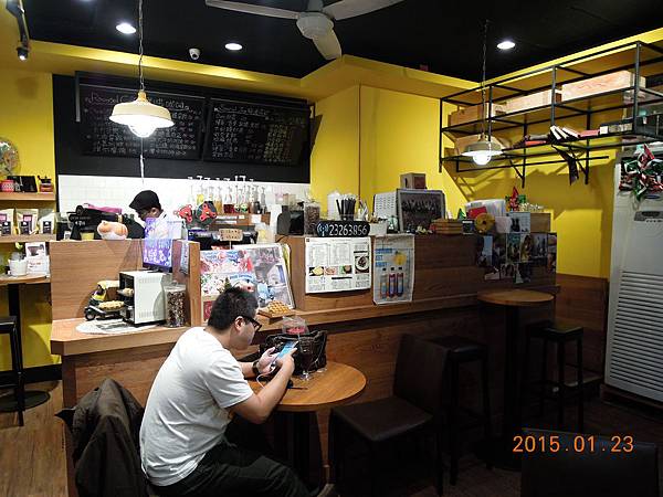 【台中│西區】下午茶好選擇，烈日鬆餅專賣─OVEN COFFEE中港店