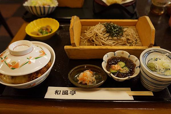 【2015日本✈沖繩│おもろまち駅】沖繩的第一餐，日式料理好豐富─和風亭