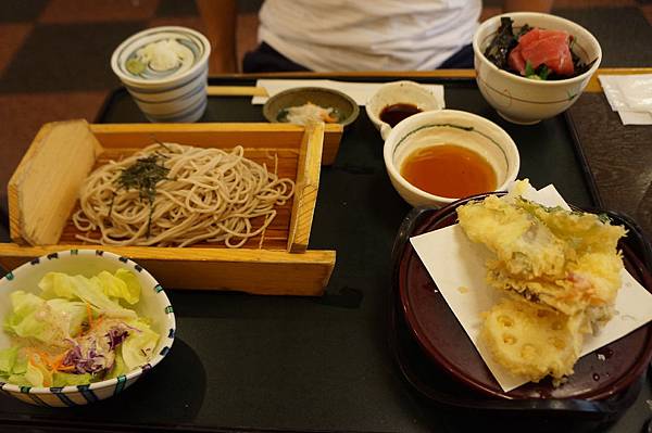 【2015日本✈沖繩│おもろまち駅】沖繩的第一餐，日式料理好豐富─和風亭