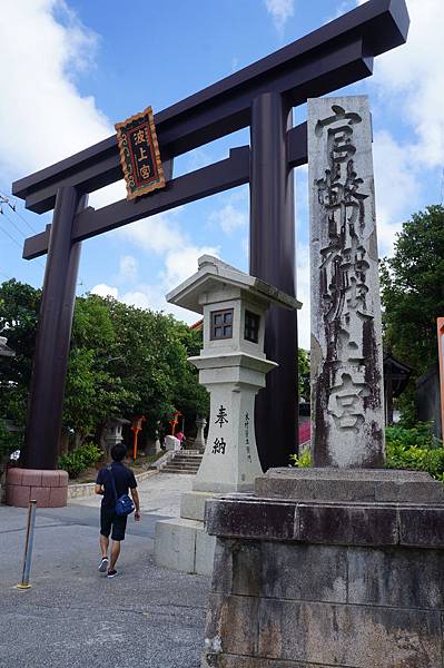 初めまして、キガレイと申します。どうぞよろしくお願い致します。 今年の6月に輔仁大学日本語学科から卒業しまして、今は24歳で、台湾の彰化から来ました。趣味はジョギングです。お客様と流暢(りゅうちょう)に話せるのは私の目標です。私は努力して、上司と協力して、お客様に最良(さいりょう)のサービスを提供します。御ホテルは私を雇用(こよう)していただきたく、真剣に努力します。宜しくお願いします。   一緒に外国人と仕事をすることがあって、とても面白かったです。例えば、インド人やフィリピン人です。たまに、旅行会社をサポートすることもあって、日本の高校生に台北市内を案内してあげることがあります。この仕事の内容は日本から旅行に来るの高校生をガイドする仕事で観光案内、滞在中(たいざいちゅう)の全般的(ぜんぱんてき)なサポートを行います。台湾の言葉、文化、生活習慣などを深くしている必要があります。日本の高校生が行きたい場所へ連れてあげて毎回行く観光地が前回と違うので、先資料を調べるのは重要なことです。私はこの仕事が大好きだから、少しチャレンジがある仕事なので、自分の全部を学んだことを引き出して、毎回の経験が私にとって貴重な経験で、日本語がうまくなるために、ずっと頑張っていきます。短時間に予定通りに仕事を済(す)まして、効率的な仕事態度が好きです。  ヒルトン　ホテルで3年ぐらい働いたいと思います。 私はコンシェルジュの仕事をしたいです もしその仕事がなかったら、東京や大阪のところと考えることができます。 沖縄で働いたいと思います。 現在、日本語能力試験レベル2合格しました。  貴社(きしゃ)の出勤時間(しゅっきんじかん)は普通(ふつう)ですか。 面接(めんせつ)の結果(けっか)はいつ通知(つうち)しますか。