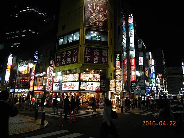 【2016日本✈東京│新宿】●DAY1●不管來幾次都被人潮嚇死的新宿/風景篇