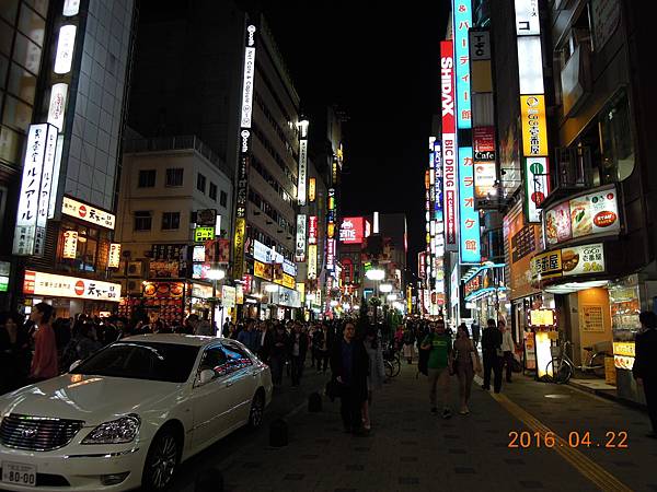 【2016日本✈東京│新宿】●DAY1●不管來幾次都被人潮嚇死的新宿/風景篇