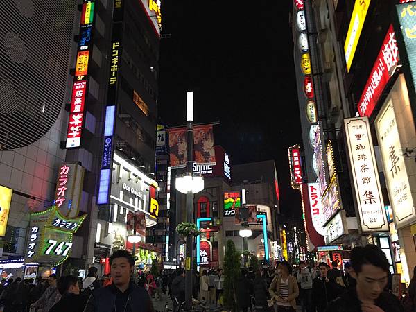 【2016日本✈東京│新宿】●DAY1●不管來幾次都被人潮嚇死的新宿/風景篇