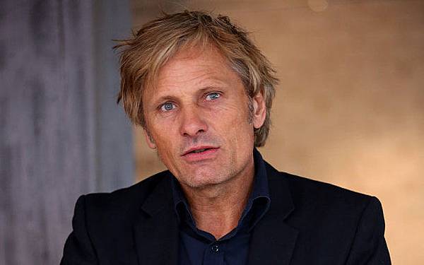 Viggo-Mortensen-Black-Suit.jpg