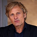 Viggo-Mortensen-Black-Suit.jpg