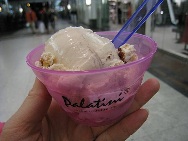去哪都要吃冰淇淋 哈 意外買到當地有名的冰淇淋店 提拉米蘇口味 好吃！