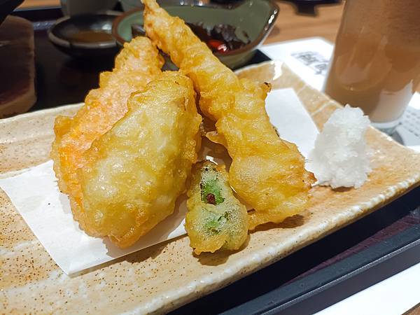 慢慢走到。藍屋。
